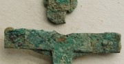 krucyfiks - obiekt archeologiczny [po lewej stan przed konserwacją, po prawej stan po konserwacji]