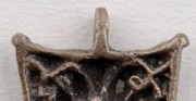 fragment krucyfiksu - obiekt archeologiczny [po lewej stan przed konserwacją, po prawej stan po konserwacji]