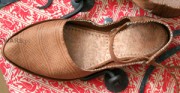 buty niskie - koniec XIV wieku; wykonane na podstawie zdjęć i rysunków butów pozyskanych w trakcie prac archeologicznych w Londynie [kopie użytkowe]