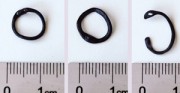 Kolczuga - zestawienie pierścieni oryginalnych z kopiami wykonanymi przez firmę REWARS. Oryginalne kółka pochodzą z kolczugi XVI-XVII wiecznej. Kopie wykonane w dwóch średnicach - oryginalnej i nieco mniejszej.